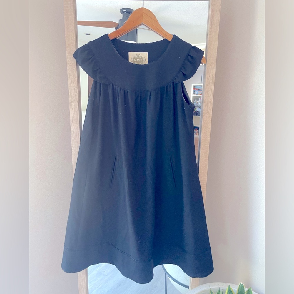 NAVE. Size women’s 2 , but runs big! More like a 6. Color black.